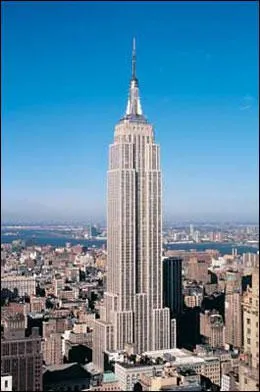 Puis nous quittons l'Asie et nous allons en Amérique du Nord, on monte dans l'Empire State Building à New York pour voir toute la vue de New York.