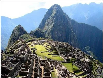 Puis nous descendons en Amérique du Sud, nous allons dans la montagne en marchant pendant des heures pour visiter la cité perdue des Incas.