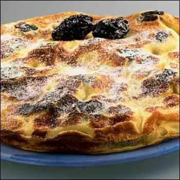 Quel est ce dessert du Cantal ralis avec oeufs, sucre, farine, lait, beurre, rhum, pruneaux, raisins secs et pommes ?