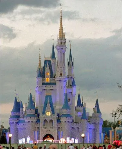 Quel est le seul parc d'attraction Disney que Walt ait conu et vu achev (1955) ?