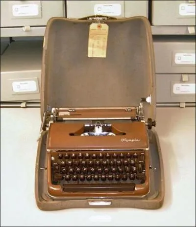 Aprs ses tudes, elle gagna sa vie  travers plusieurs petits travaux, dont scnariste occasionnelle de BD. Pour quel super-hros a-t-elle crit quelques histoires ?