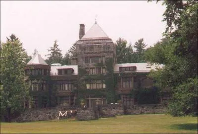 Un de ses amis, clbre auteur amricain, la recommanda  Yaddo, la fondation du silence, une retraite pour jeunes artistes  laquelle elle lguera sa fortune. Quel tait cet &