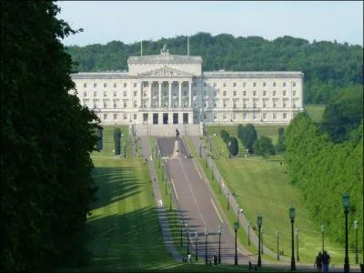 Comment se nomme le parlement nord-irlandais o sigent un premier ministre loyaliste (protestant) et un premier ministre nationaliste (catholique) ?