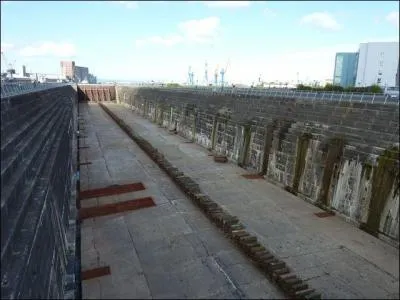 Voici la cale sche des chantiers navals Harland&Wolff o a t construit un des plus clbres navires du XXe sicle. Lequel ?