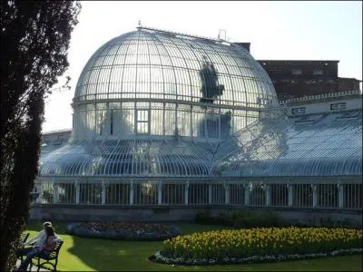 Dans quel jardin public de Belfast peut-on admirer cette serre, une des premires construites en courbes ?