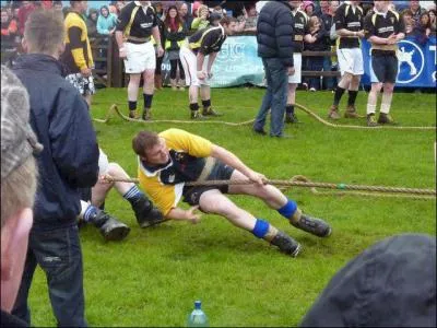 Quel est ce sport trs populaire en Irlande et en Ecosse o deux quipes tirent sur une grosse corde ?