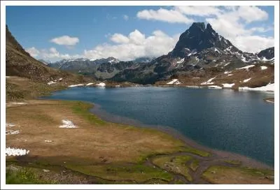 Petit lac glaciaire dont la profondeur n'excde pas 20 m, le lac Gentau s'tale  1947 m d'altitude dans les Pyrnes-Atlantiques. Il est domin par quel Pic ?