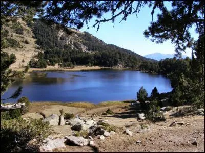 Dans les Pyrnes-Orientales ce petit lac de 3 ha est  2136 m d'altitude. Il donne naissance  un fleuve qui porte son nom. Lequel ?