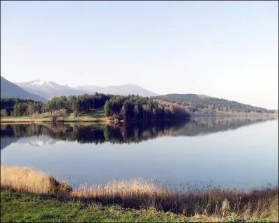 Bien que n'tant qu' 422 m d'altitude ce petit plan d'eau des Hautes-Pyrnes est un lac glaciaire qui porte le nom d'une des deux villes qui se partagent ses eaux. C'est le lac de :