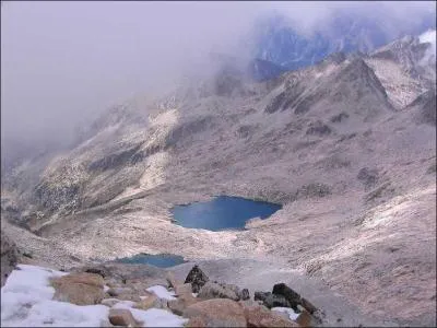 Ct Pyrnes espagnoles, comment nomment-on ces petits lacs glaciaires situs  plus de 2000 m, dont les plus connus sont ceux de l'Anayet et le Sabocos ?