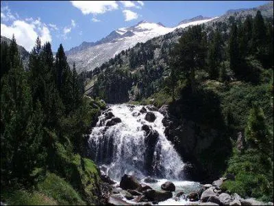 Elle prend sa source sur les flancs du Pic d'Aneto. Elle arrose Toulouse et Agen. Il s'agit de :