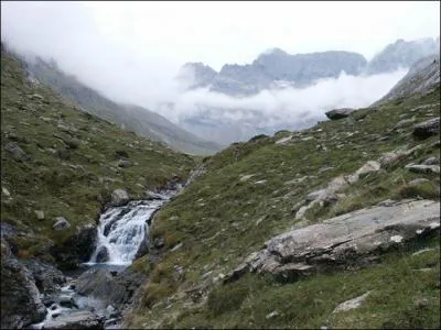 Dans les Pyrnes-Atlantiques un gave dsigne un cours d'eau. Celui de Pau arrose Lourdes, Pau et Orthez. O prend-il sa source ?