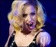 Pour quelle oeuvre se dvoue-t-elle notamment ?