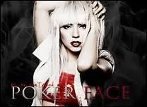 En plus de chanter, elle joue d'un instrument. Lequel ?