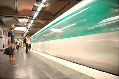 Quel animal est pr&eacute;sent sur les portes du m&eacute;tro &agrave; Paris, avertissant ainsi les usagers &agrave; ne pas mettre les mains sur les portes ?