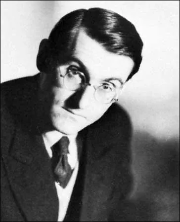 Quel dramaturge franais, dcd en 1987, a crit 'Le Voyageur sans bagage' et 'Antigone' ?