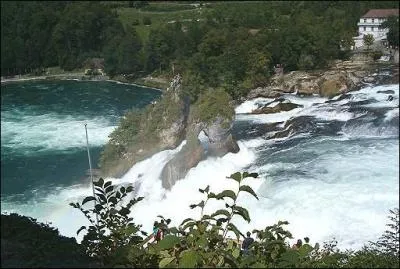 Dans quel pays se situe la commune de Neuhausen am Rheinfall, près des chutes du Rhin ?