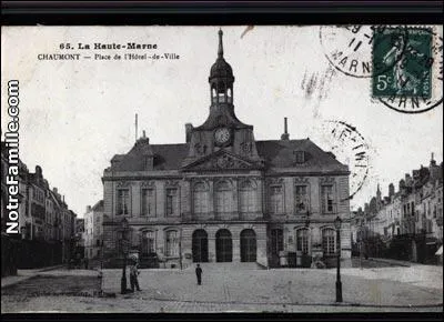Quel est ce vieux btiment ralis par Franois Nicolas Lancret, plac sur une grande place, et centre de la ville de Chaumont ?