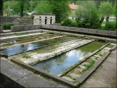 Quel est ce monument historique construit sur le site d'en Buez au pied de la Suize ?