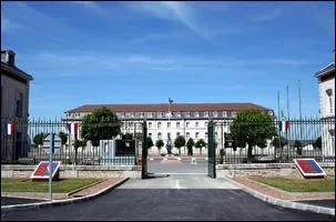 Quel est ce btiment cr en 1945, et dont le drapeau fut honor de la mdaille des armes ?