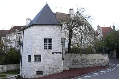 Quel est ce monument, partie intgrante de la premire partie des remparts mais aussi seul vestige de la porte Sud-Ouest de la cit du Moyen-Age ?