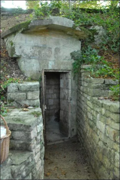 Quel est cet norme oeuf en maonnerie, construit au milieu du XIXme sicle, servant  stocker la glace et conserver les diffrents gibiers du matre du domaine jusqu'au milieu de l't ?