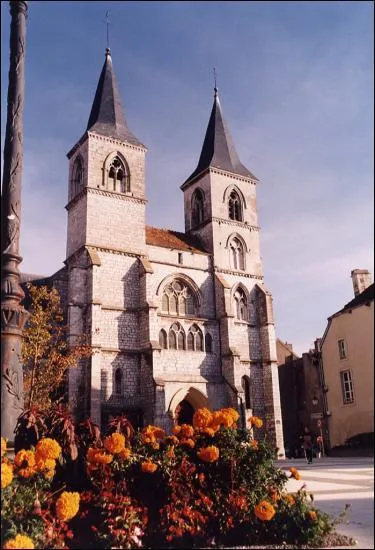 Quel est ce principal difice religieux, dominant la ville des ses deux tours, et qui est dans le style gothique ?