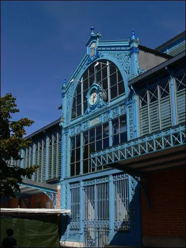 Quel est ce monument construit  l'emplacement d'une ancienne glise, mais aussi prs du premier cimetire de la ville ?