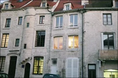 Quelles sont ces excentricits de l'architecture qui rompent le rythme des vieilles deumeures, et qui furent construites le plus souvent entre le XVIme sicle et le XVIIme sicle ?