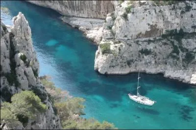 Quelle mer baigne les calanques de Cassis ?