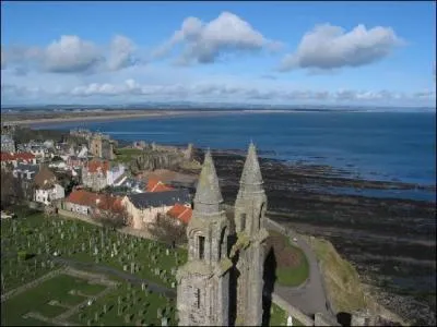 Dans quel pays se situe la ville de Saint-Andrews ?