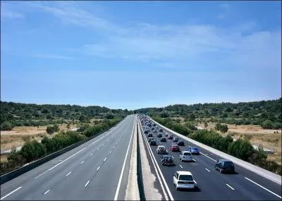 Comment est surnommée l'autoroute A11, reliant Nantes à la capitale ?