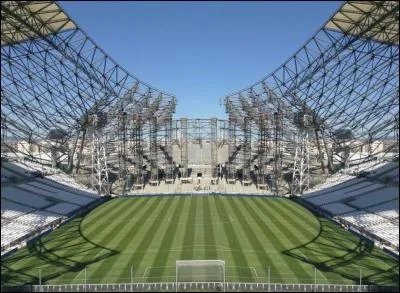 Ce club de football nous a donné la joie 
Car il a remporté la Coupe des champions 
Avec, on peut le dire, le cul bordé d'anchois 
Ne soyons pas bégueule devant ce coup de fion