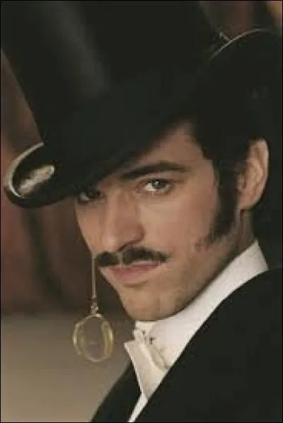 Entre ses deux falaises, il est comme un creuset 
Qui inspira les grands : Courbet, Boudin, Monet 
Mais Leblanc pour toujours fit connaître le lieu 
Où Lupin déambule à l'abri des curieux