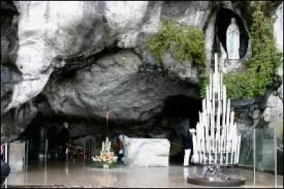 Petite Bernadette y vit la Dame blanche 
Et depuis c'est miracle dans la ville à la grotte 
Les malades se traînent ; l'espoir jamais ne flanche 
Les en dissuader serait un' grave faute