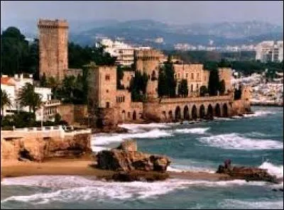 La ville est sur le golfe tout près de La Napoule 
Et un de ses quartiers sont les îles de Lérins 
Mais elle est plus connue pour de belles chutes de rein
Quand pausent sur les marches de médiatiques poules