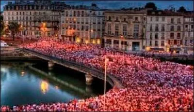 Cette ville peuplée uniquement d'gens bons 
Attire le touriste pour fête en rouge et blanc 
Moultes bêtes à cornes finiront sur le flanc 
Car la Temporada est chère au roi Léon