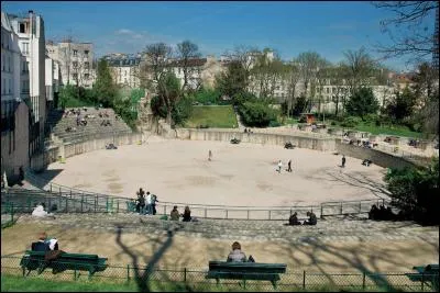 Ell' fut sous les Romains capitale des Gaules 
Dans ses arênes blêmes, Blandine n'eut pas de bol 
Quand les lions se tournèrent face aux guiboles tendres 
On lâcha un taureau qui fonça pour l'étendre