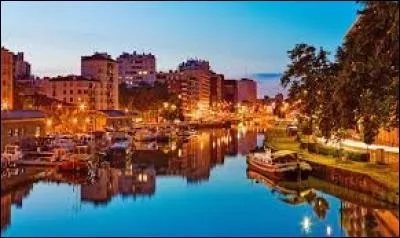 Elle a les pire(s) aînées qui aiment la castagne 
Est-ce donc pour cela que la ville rosit ? 
Ou bien dans les torrents qui coulent de l'Espagne 
Te vient le sang du Sud qui te donne la vie