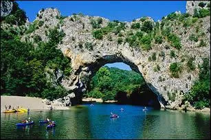 Clbre par les gorges qu'elle a creuses l'Ardche est protge sur la quasi totalit de son cours. Le dpartement auquel elle donne son nom correspond  quelle ancienne province ?