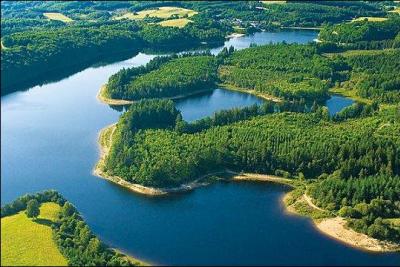 C'est le plan d'eau le plus important du Limousin. Lac artificiel mis en eau en 1950, il s'tale sur deux dpartements, la Creuse et la Haute-Vienne. Il s'agit du lac de :