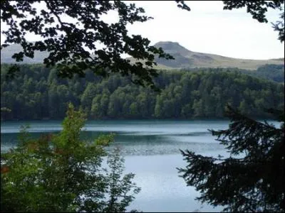 Le lac Pavin est d'origine volcanique. Ses eaux du fond sont charges en gaz et dgagent une odeur nausabonde. Quelle est sa particularit ?