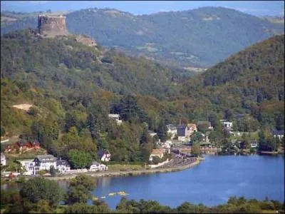 Le lac Chambon est d'origine volcanique. Sa profondeur n'excde pas 4 m. Lac du Puy-de-Dme, il est dans le massif :