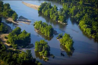 La Loire prend sa source dans le dpartement de l'Ardche. Elle parcourt plus de 1000 km avant de se jeter dans l'ocan Atlantique. Parmi les villes suivantes laquelle n'arrose-t-elle PAS ?