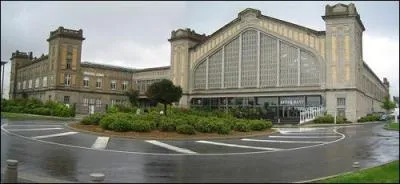 Recevant les trains et bateaux, cette gare a mme acceuilli le ' Titanic ' en avril 1912, je sui la la gare...