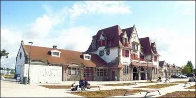 Construite en 1927, cette gare est une vritable immitation d'un manoir breton. Je suis la gare de...