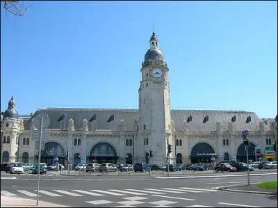 Classe monument historique depuis 1984, la gare est surplombe par un campanile haut de 45 metres . Je suis la gare de ?