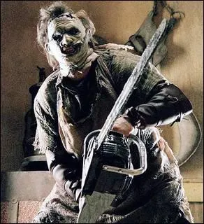 Quel est le surnom de ce serial killer portant un masque en peau humaine, qui aime massacrer  la trononneuse ?