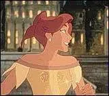 Qu'ouvre le pendentif que porte Anastasia ?