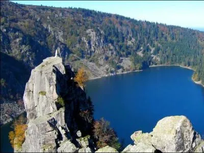 Domin par une statue de la Vierge le lac Blanc est situ sur le territoire de la commune d'Orbey dans le Haut-Rhin. Il s'tale  1055 m d'altitude au cur du :